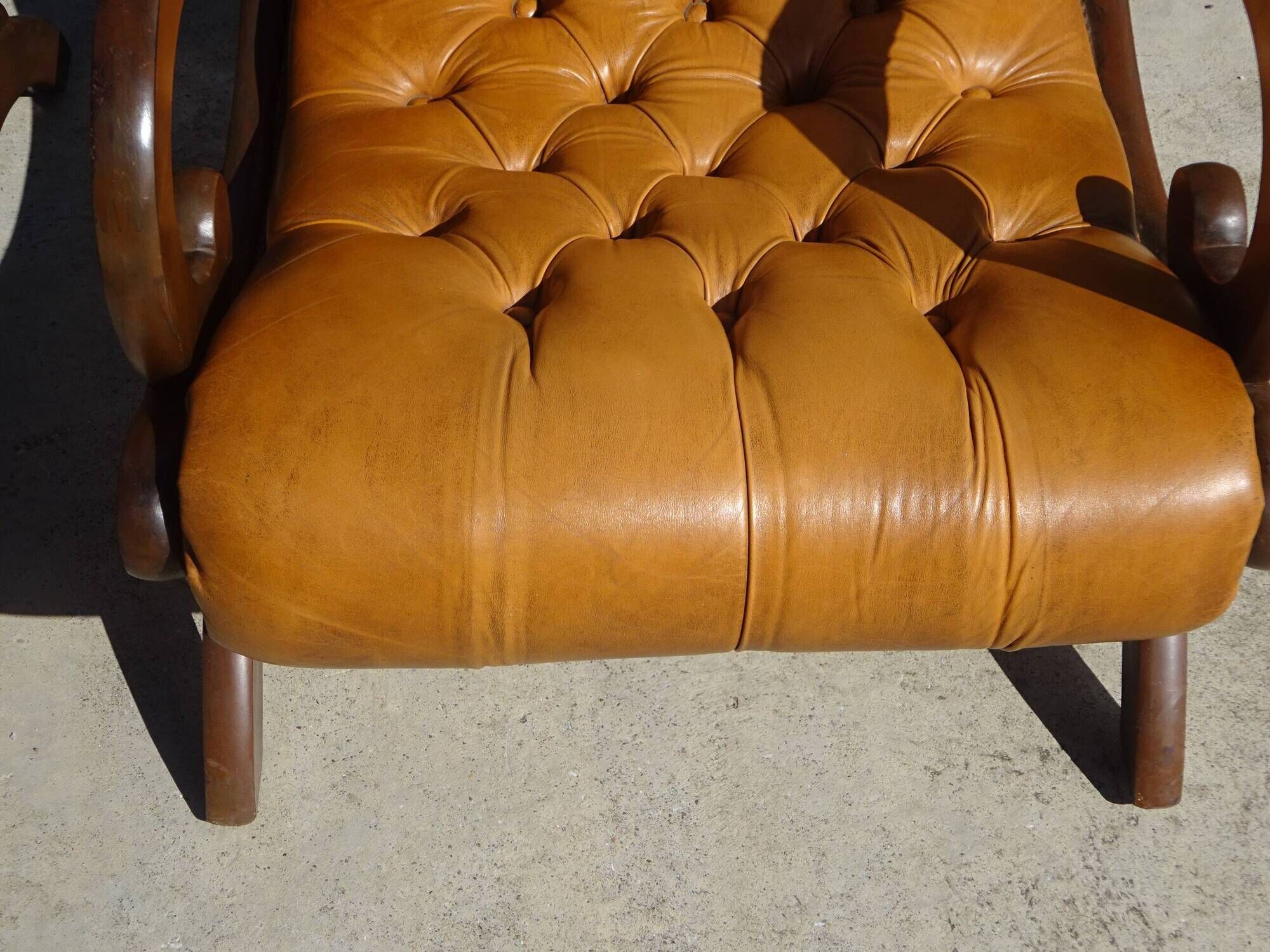 Fauteuils en bois et cuir capitonné, les 2