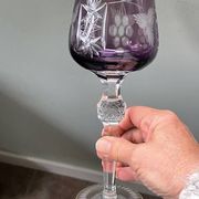 2 grands  verres en cristal de Bohème taillé et coloré