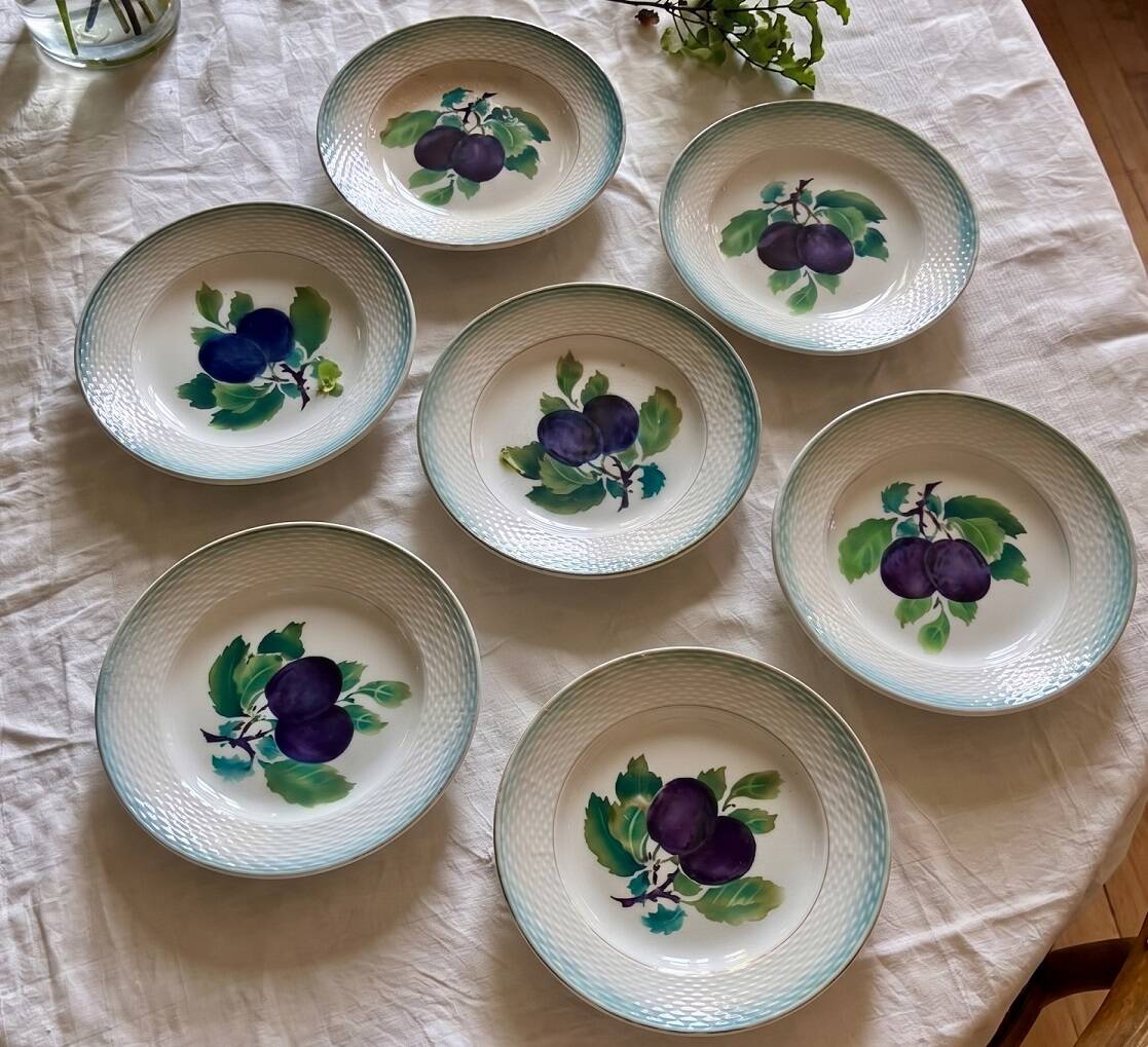 Série de 7 assiettes à dessert vintage Saint-Amand – décor Prunes et vannerie