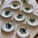 Série de 7 assiettes à dessert vintage Saint-Amand – décor Prunes et vannerie