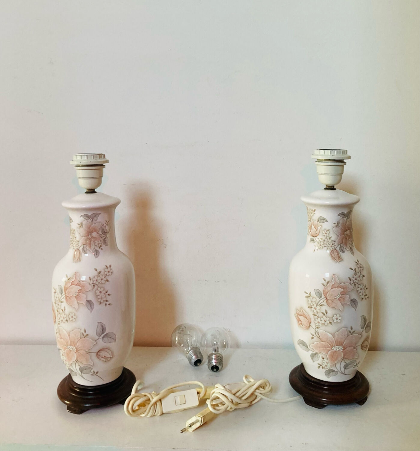 Asian lamps in earthenware from the 1970s/80s with handmade floral decoration.