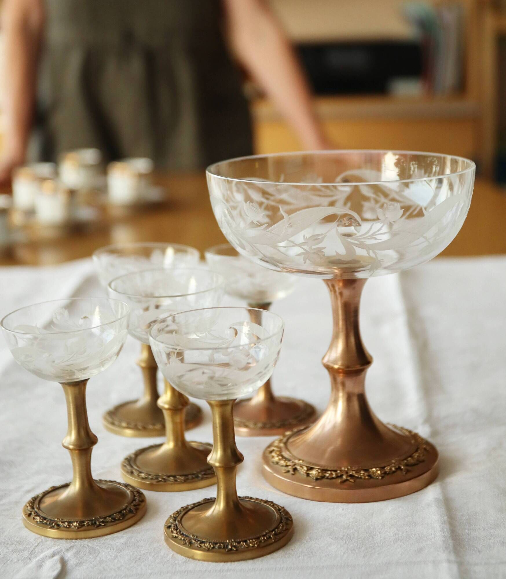 5+1 engraved crystal cups with gilded bronze - Louis XVI style, 19th century
