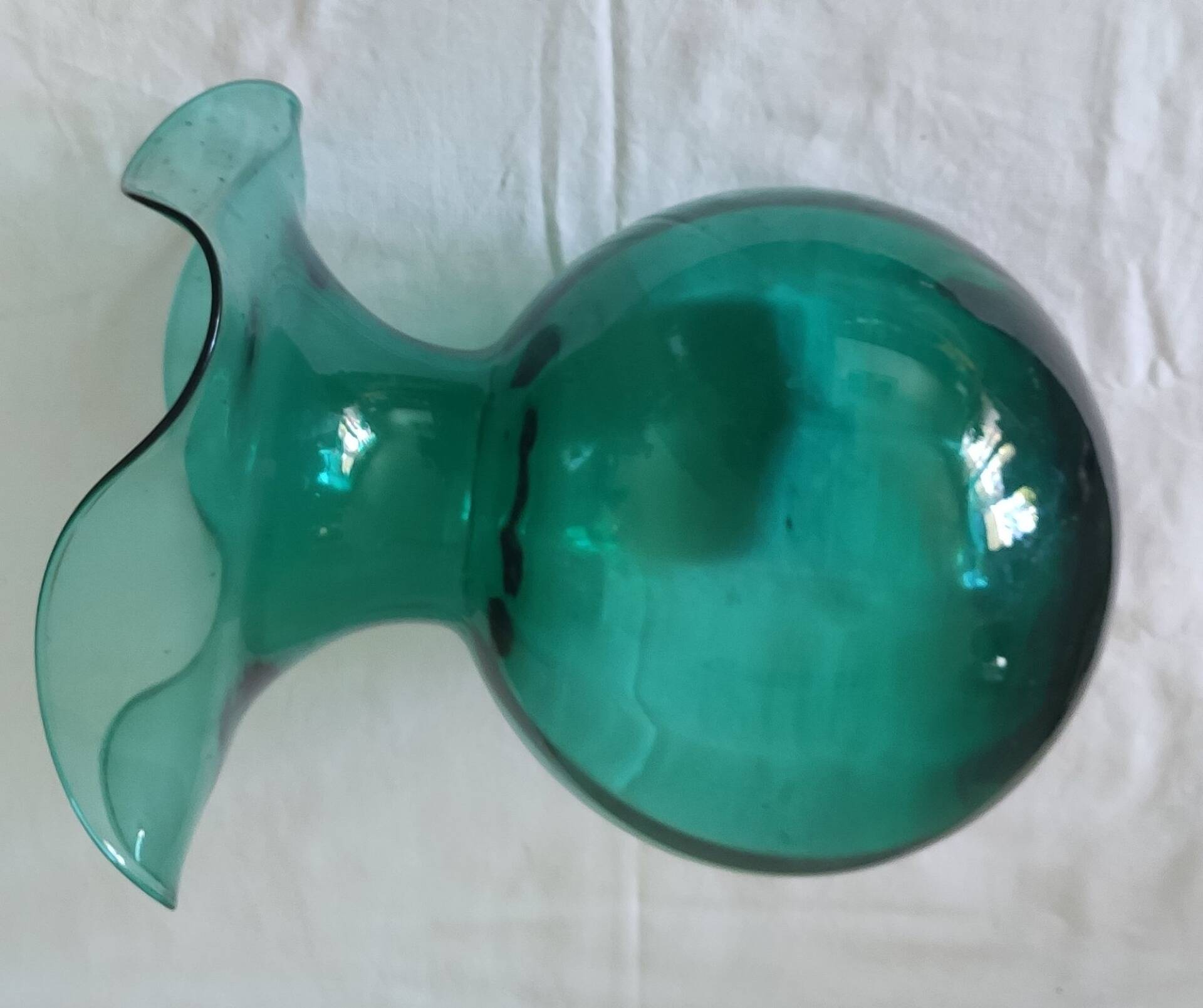 Vase en verre soufflé vert