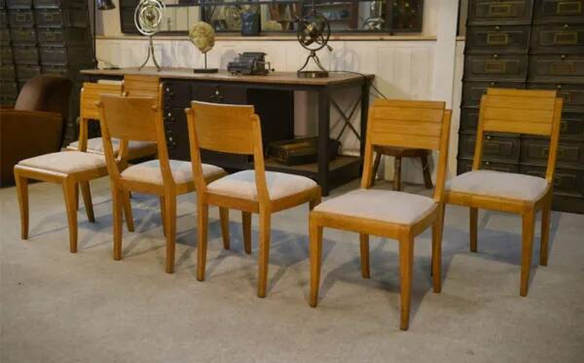 Ensemble de 6 chaises en chêne par Gaston Poisson 1940’s
