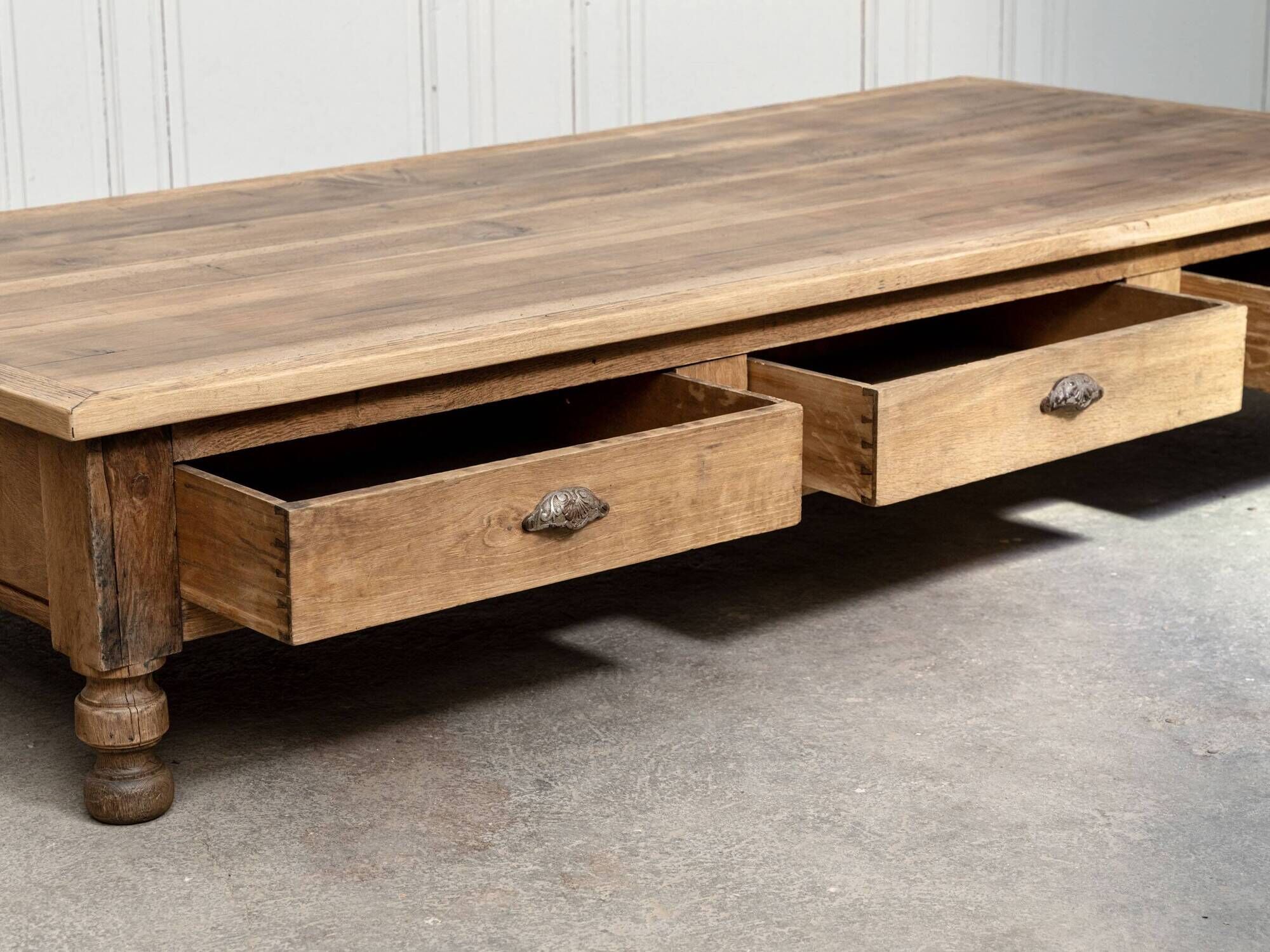 Exceptional oak coffee table, antique draper's table from the 19th century.
