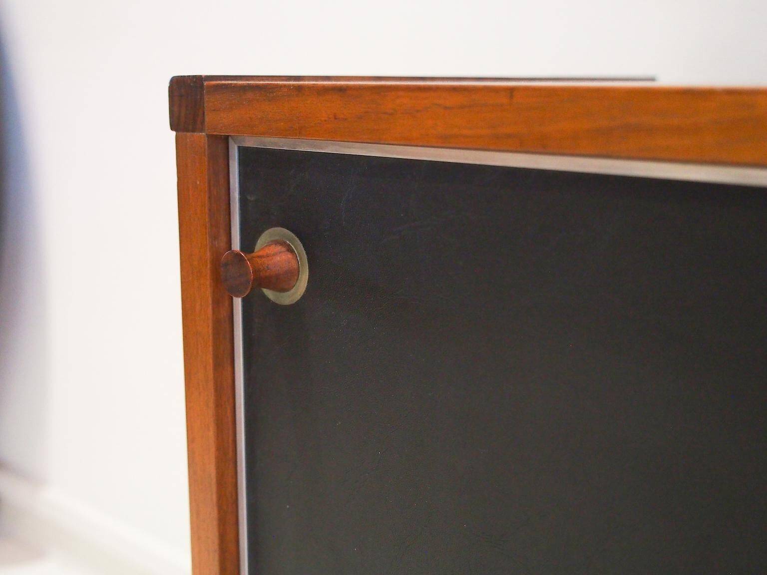 Enfilade en bois avec portes noires par George Coslin