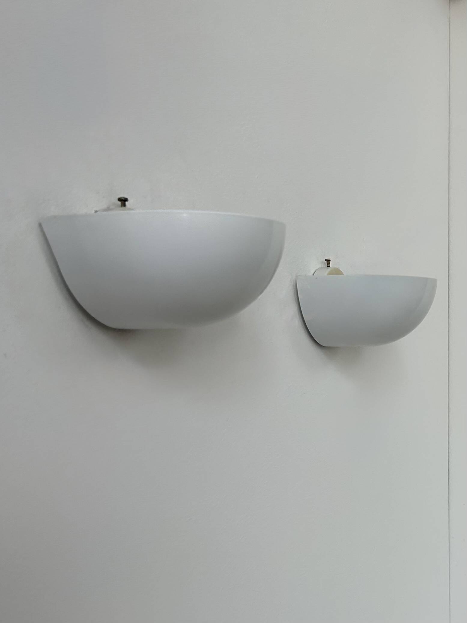 Pair of vintage wall lights in matte white lacquered metal, Italy, 1980.
