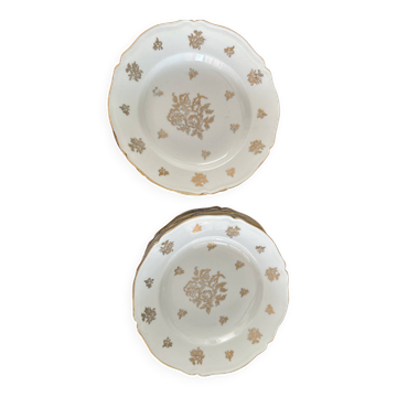 Cette assiette en porcelaine blanche présente un bord festonné et un élégan