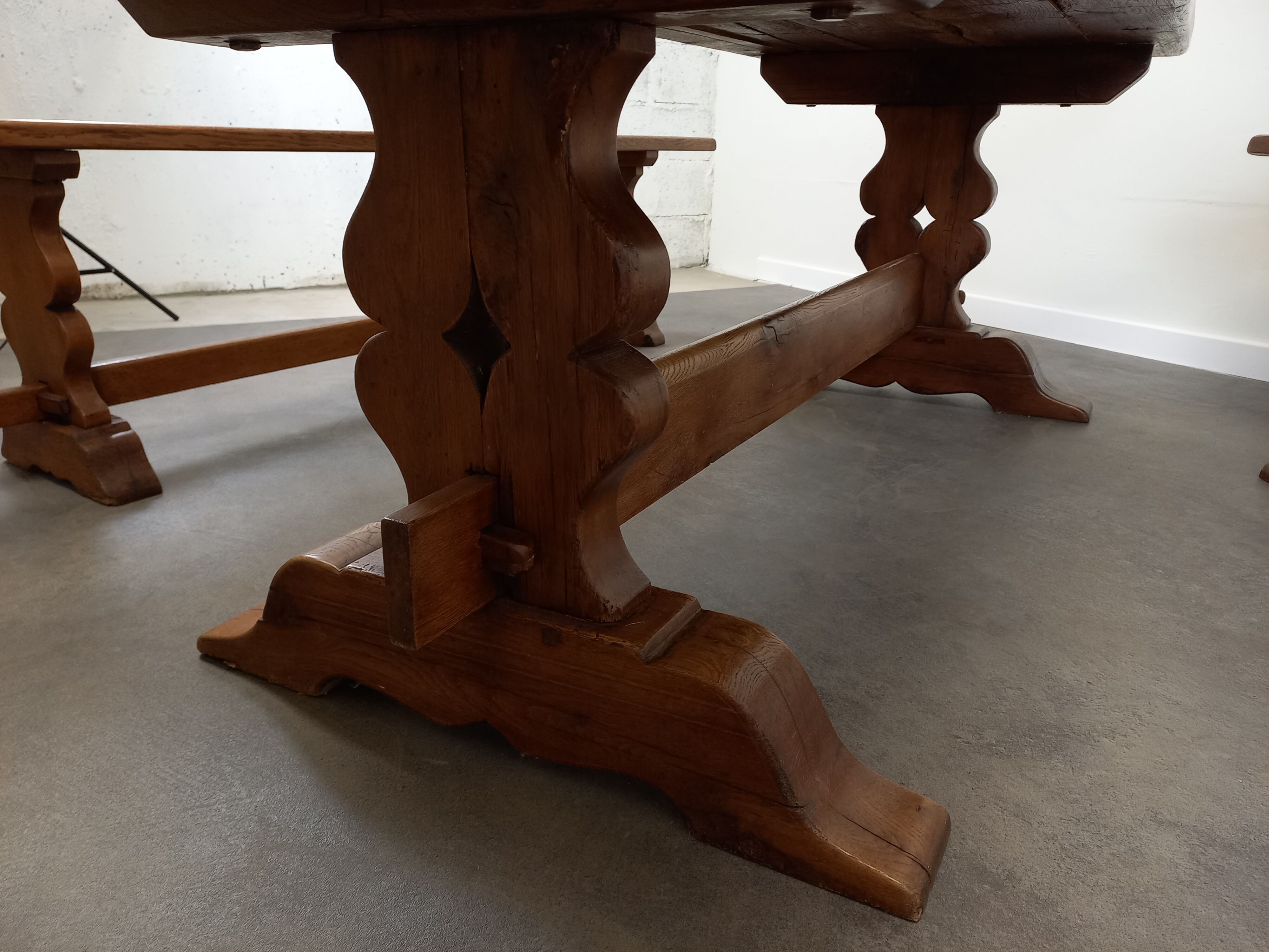 Farmhouse table and its 2 benches