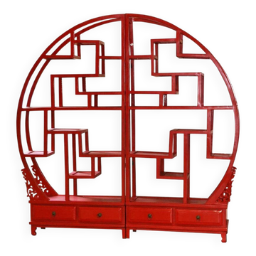 Étagère rouge avec embase sculptée