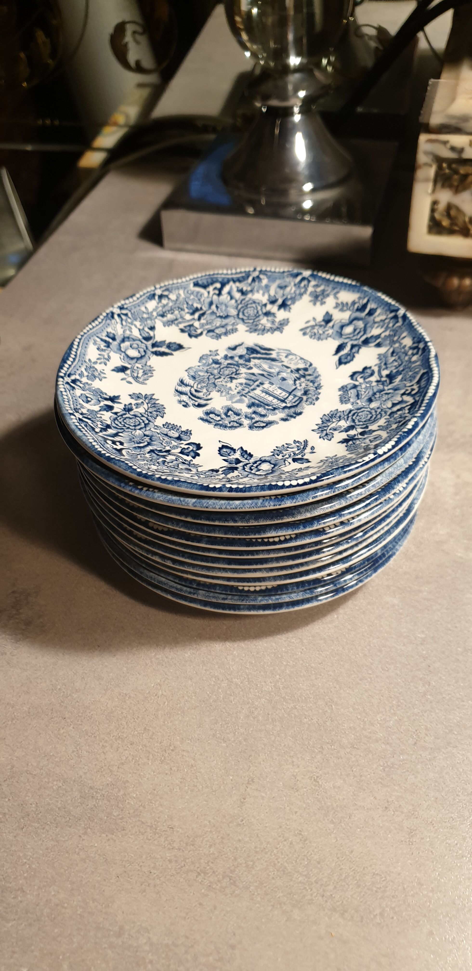 Flat plates Porcelaines Churchill the Georgian collection :17cm ○ 12 pieces.