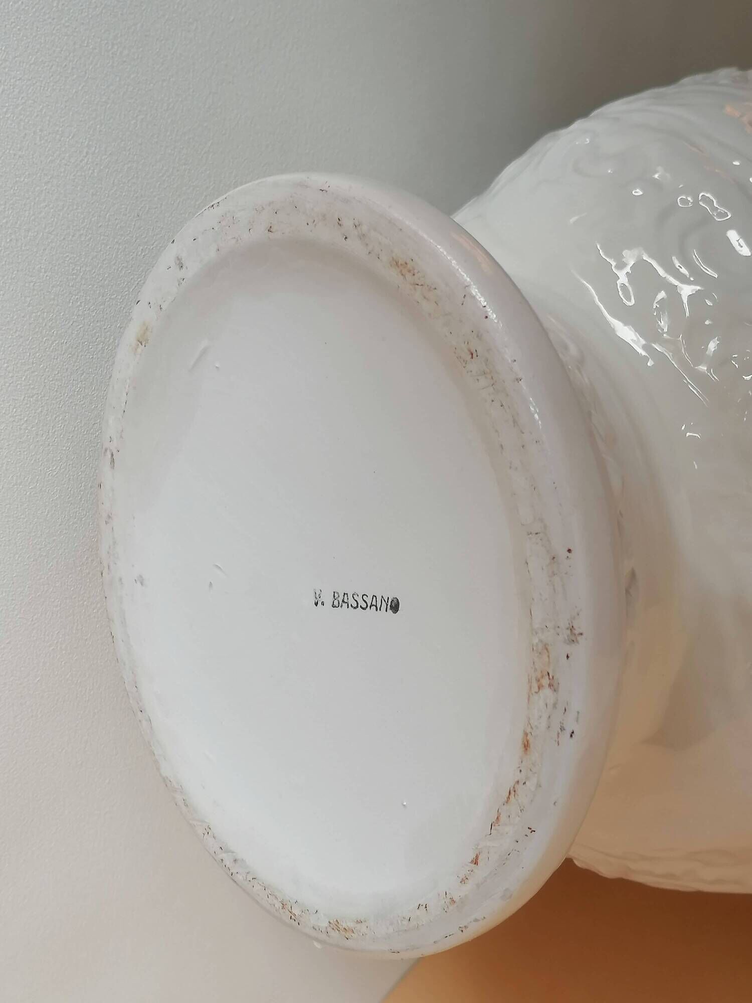 Vase barbotine signé V. Bassano