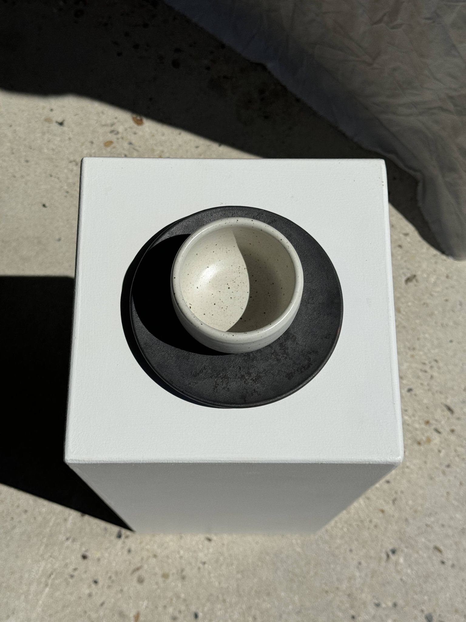 Tasse blanche en céramique indonésienne et soucoupe grise