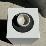 Tasse blanche en céramique indonésienne et soucoupe grise