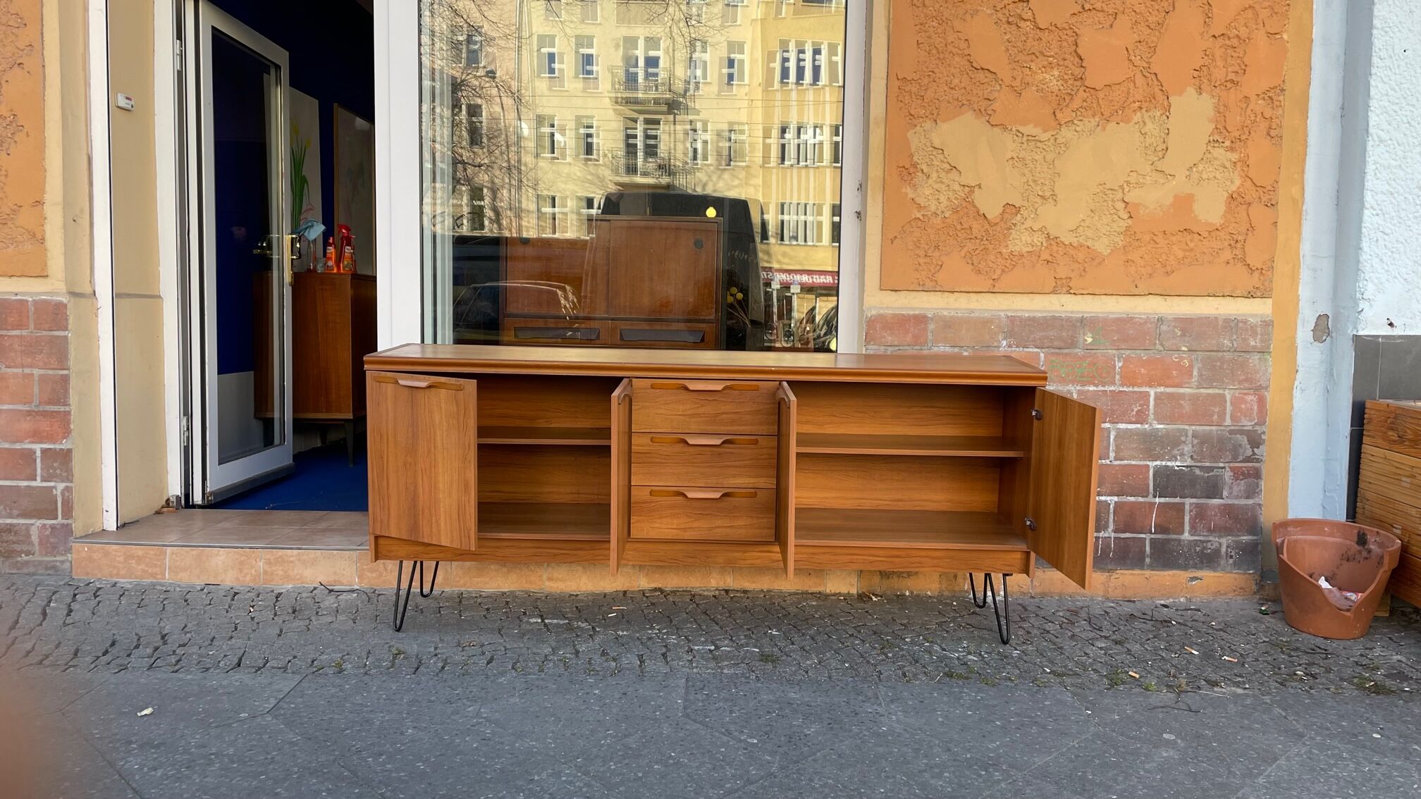 80s row with compass feet