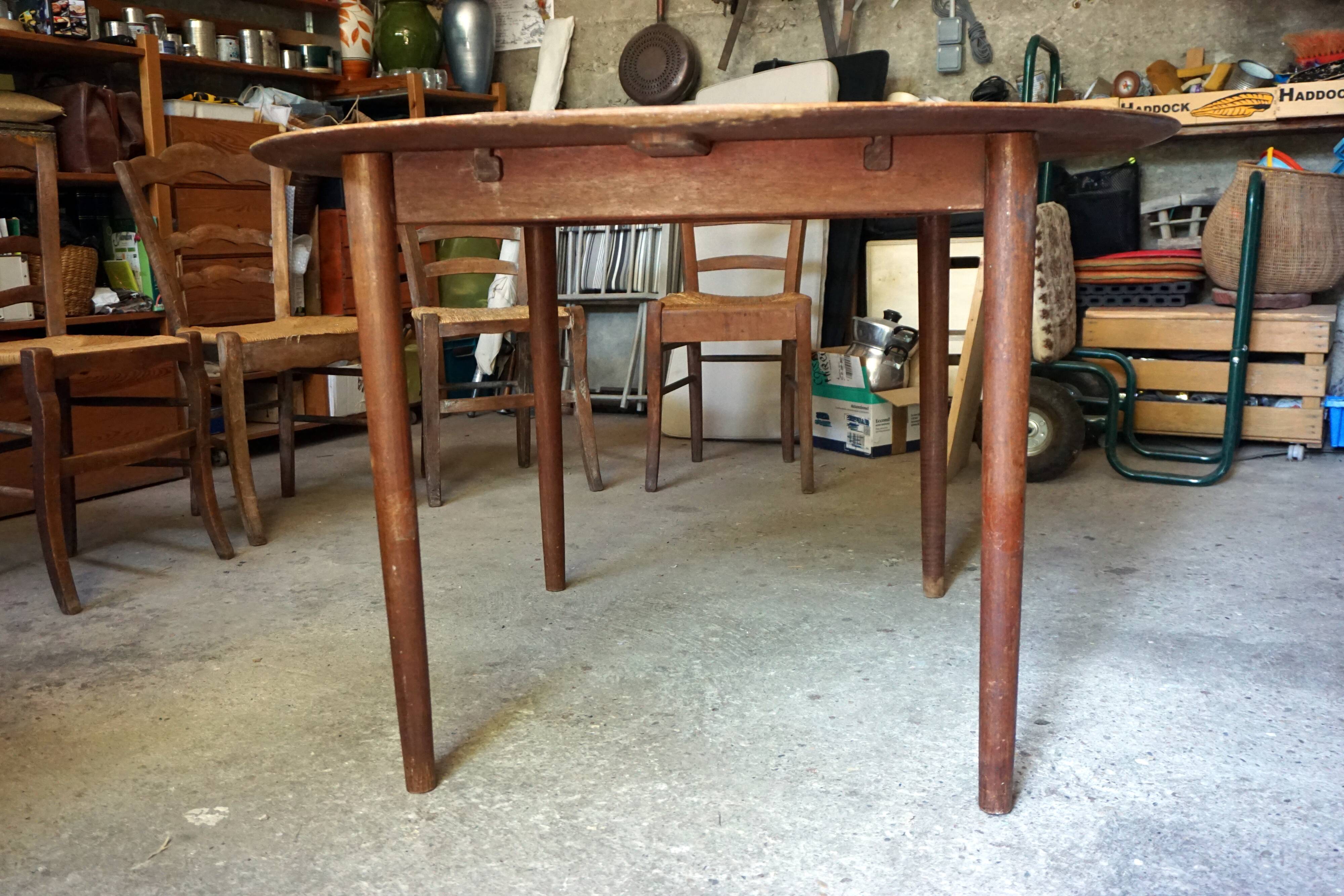 Elégante table ronde en teck avec rallonge