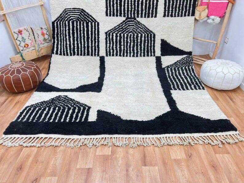 Handmade Moroccan Berber rug in wool, size 250 x 250 cm.