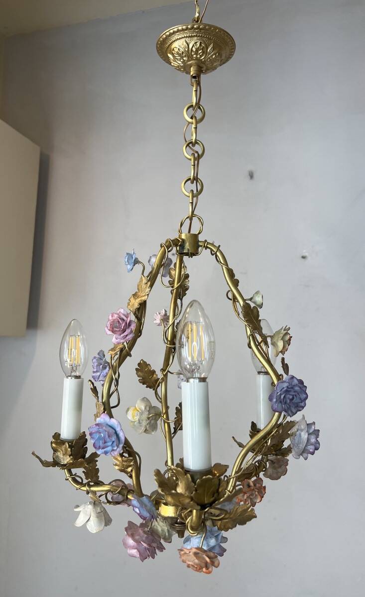 Flowered porcelain lamp