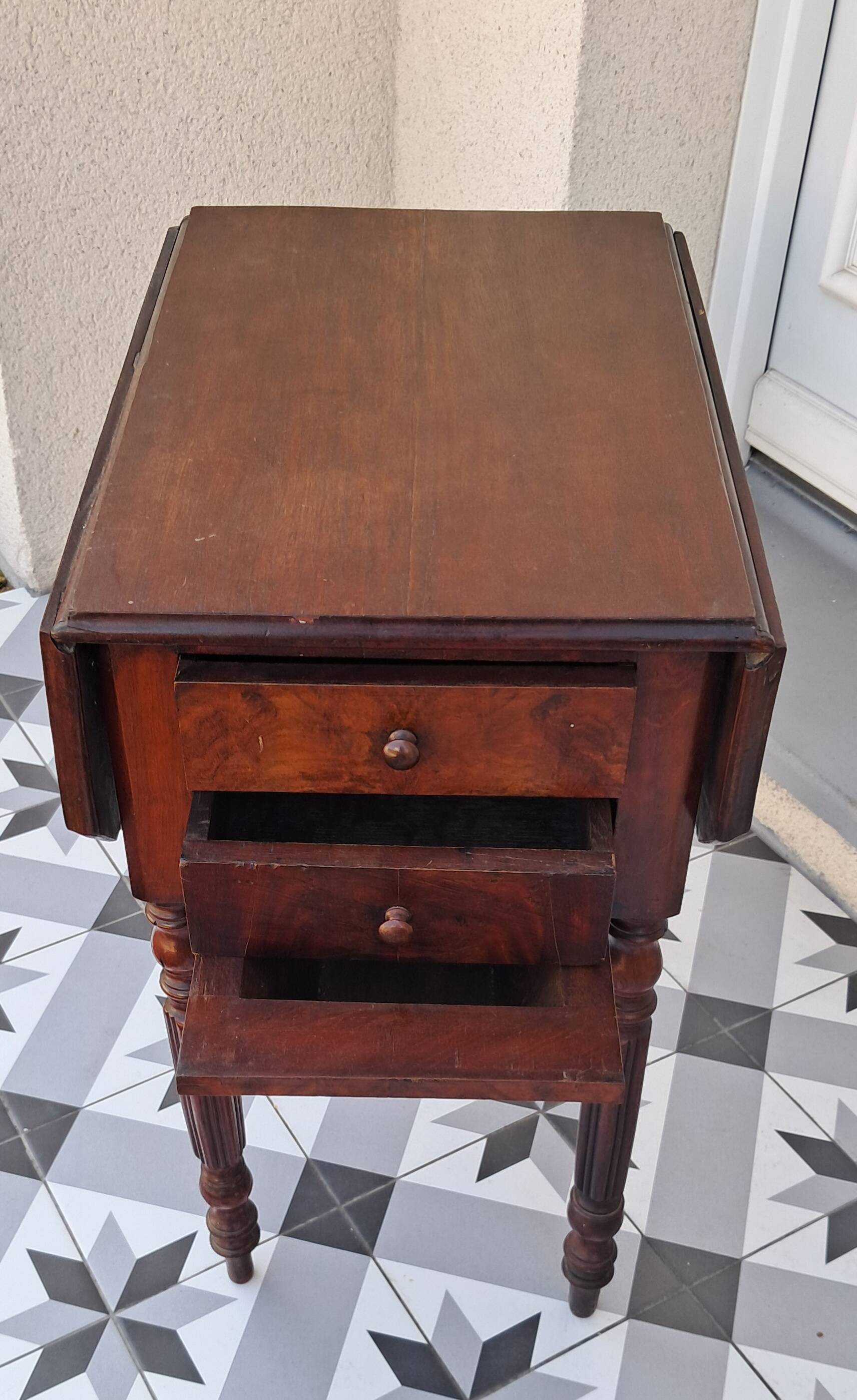 Petite table à rabats