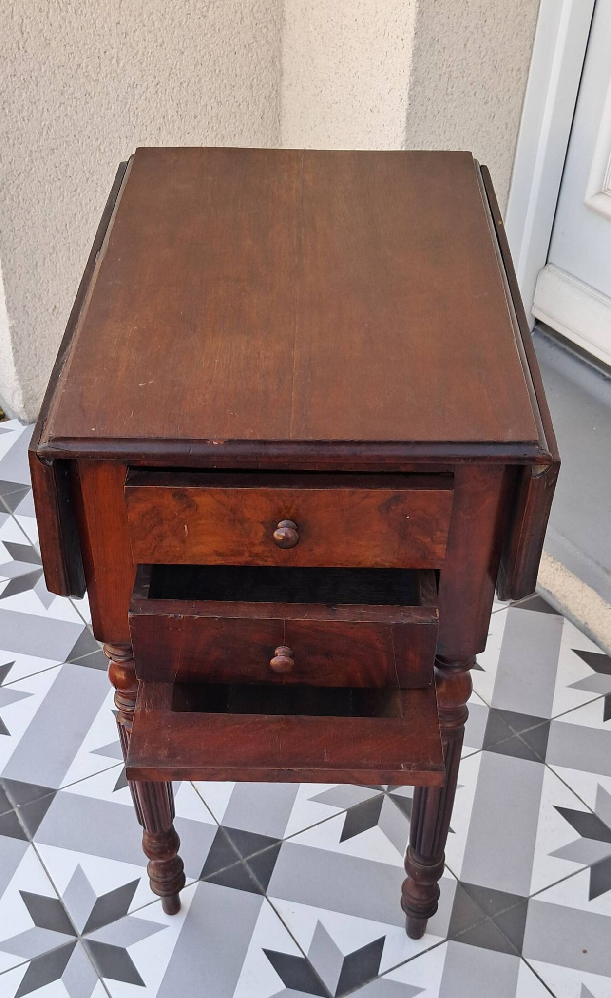 Petite table à rabats