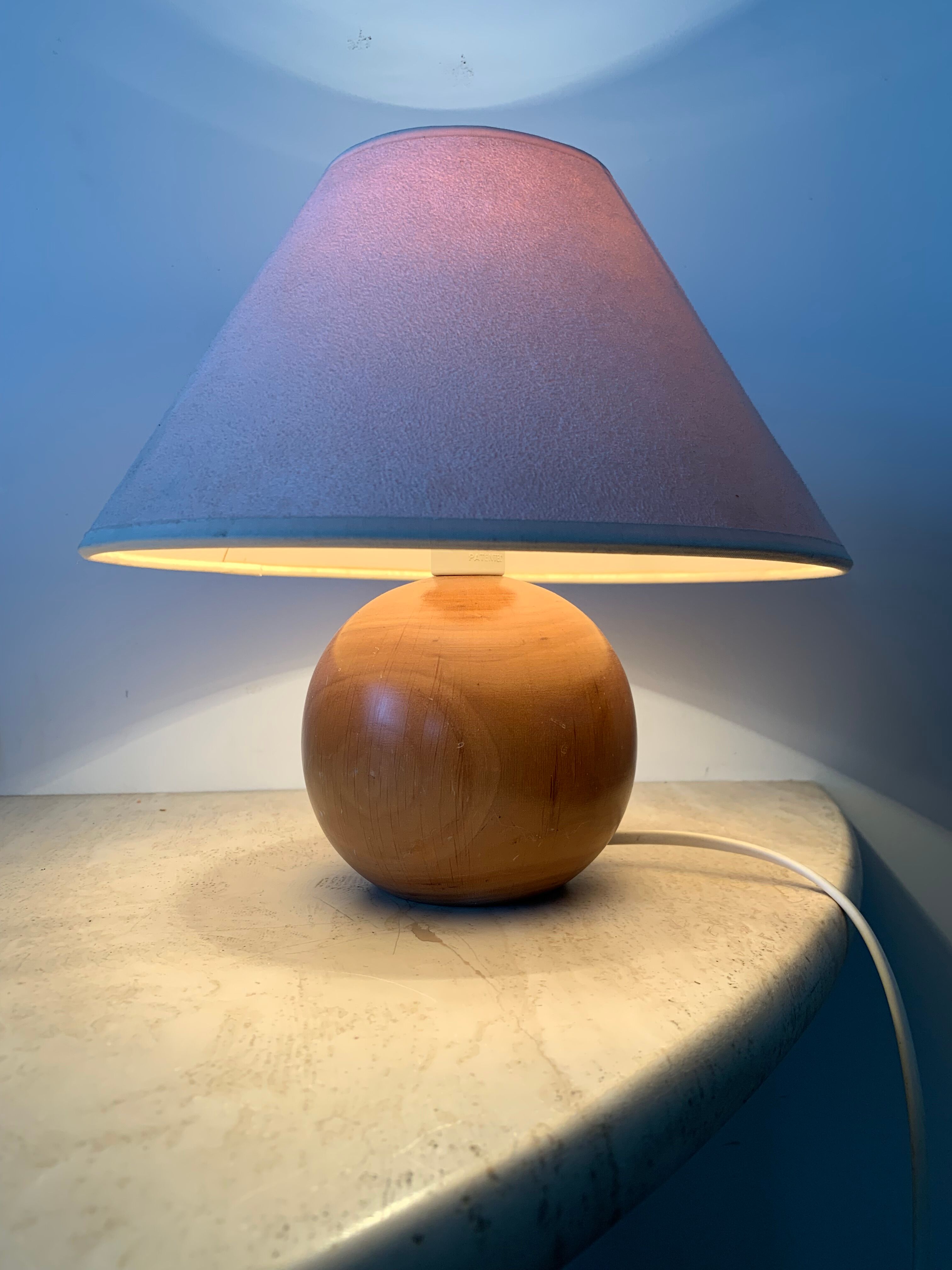 Lampe boule  en bois blond vintage