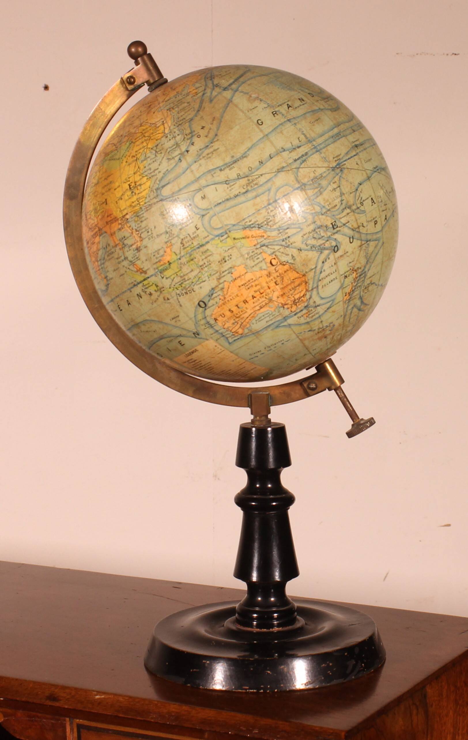 Globe terrestre par J.Forest éditeur Girard & Barrière, début du 20ème s.