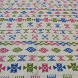 Tapis blanc à motifs berbères rose vert et bleu