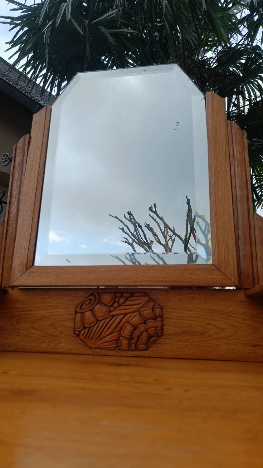 Art Deco hairdresser with bevelled mirror