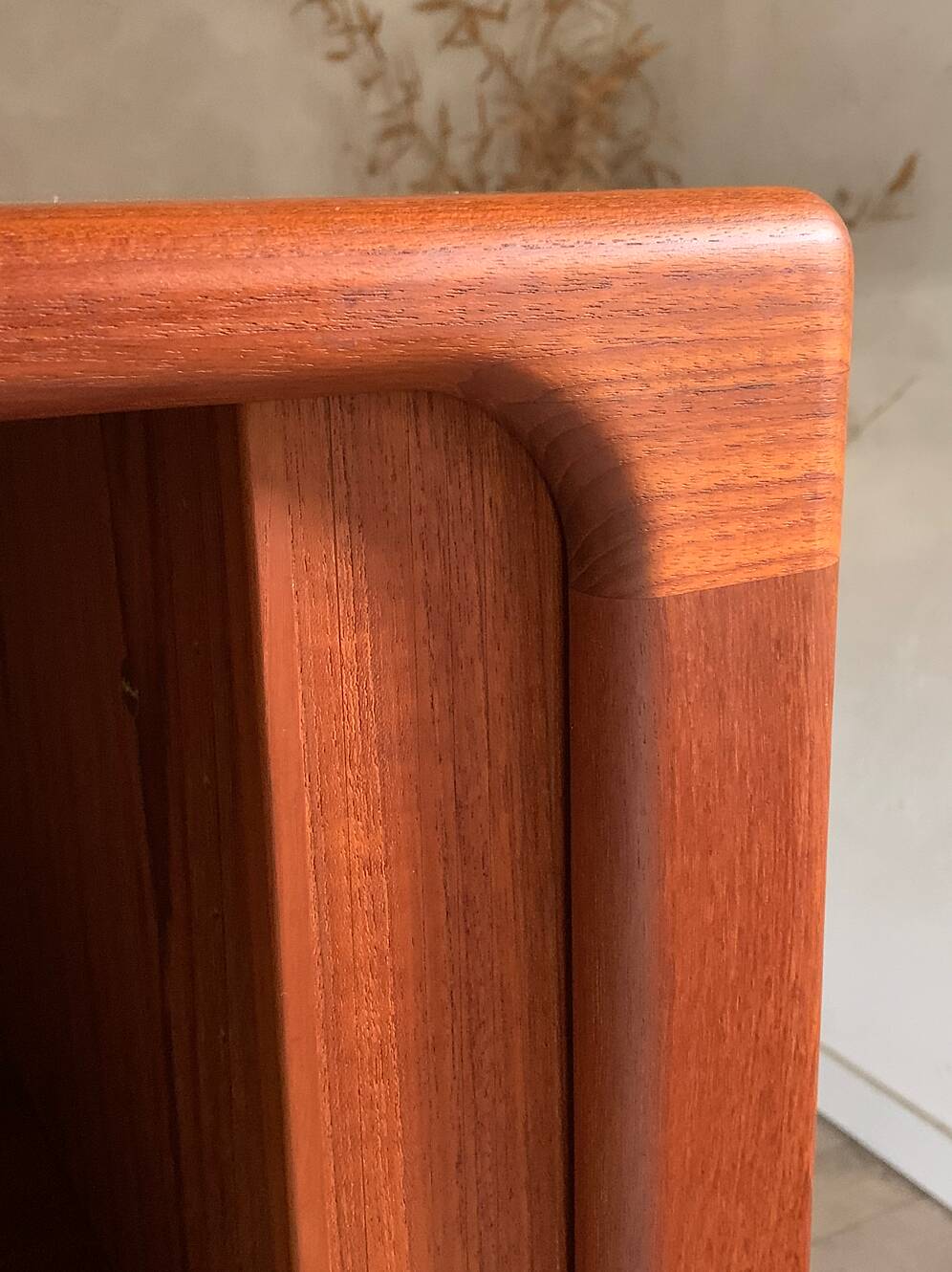 Armoire à rideau scandinave en teck vintage