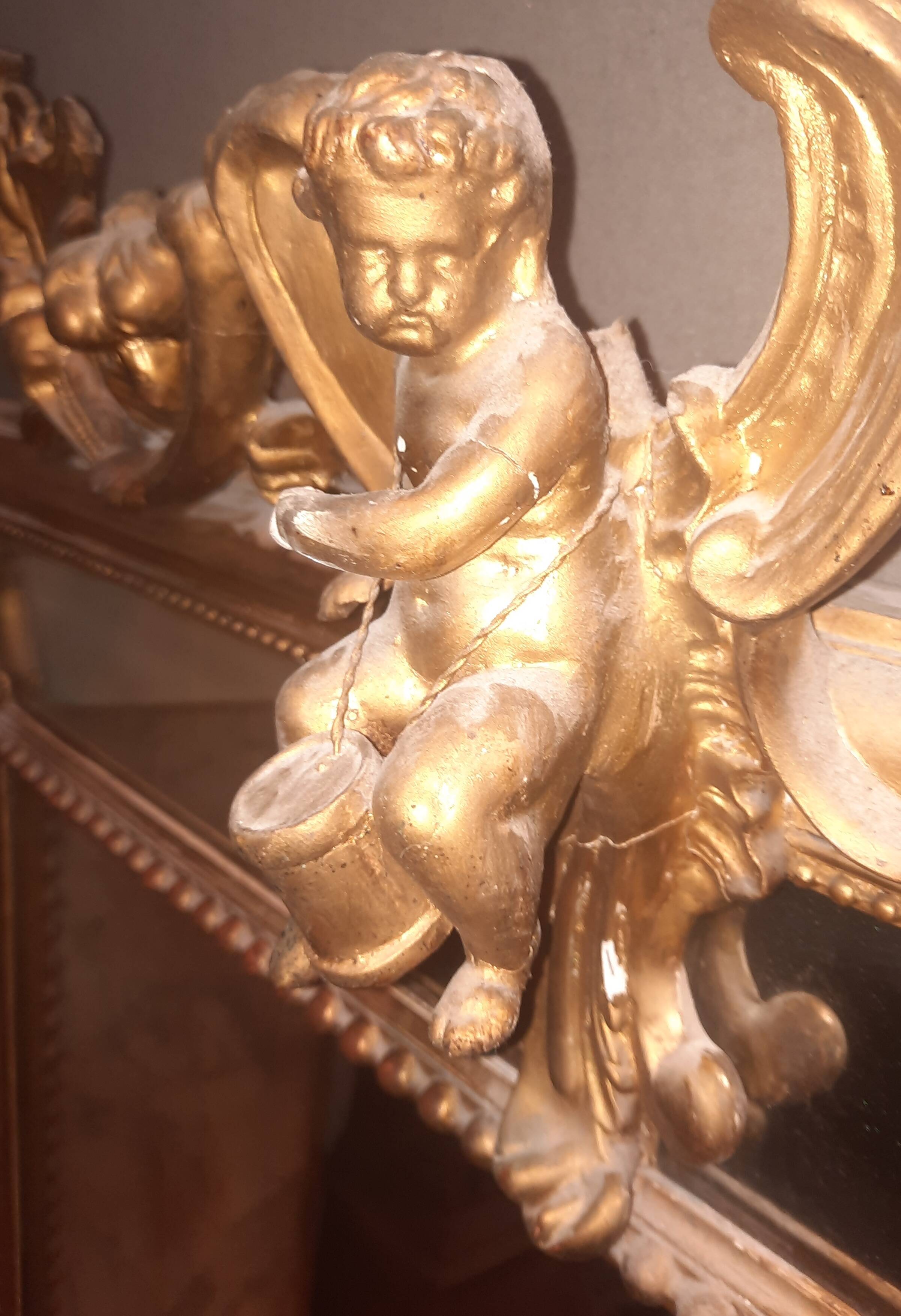Large gold mirror with closed edges
