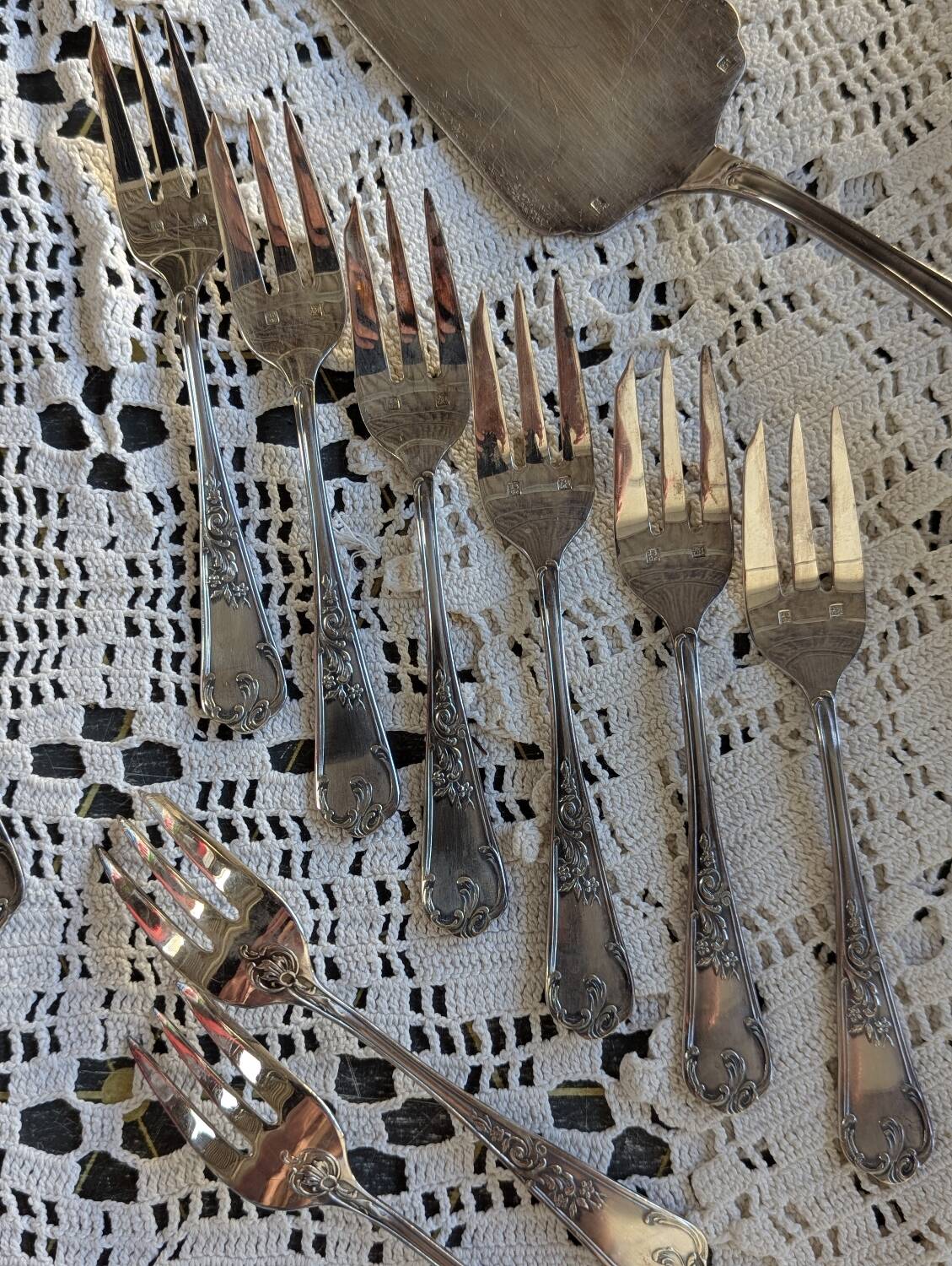 Série de 12 fourchettes à dessert et pelle à tarte