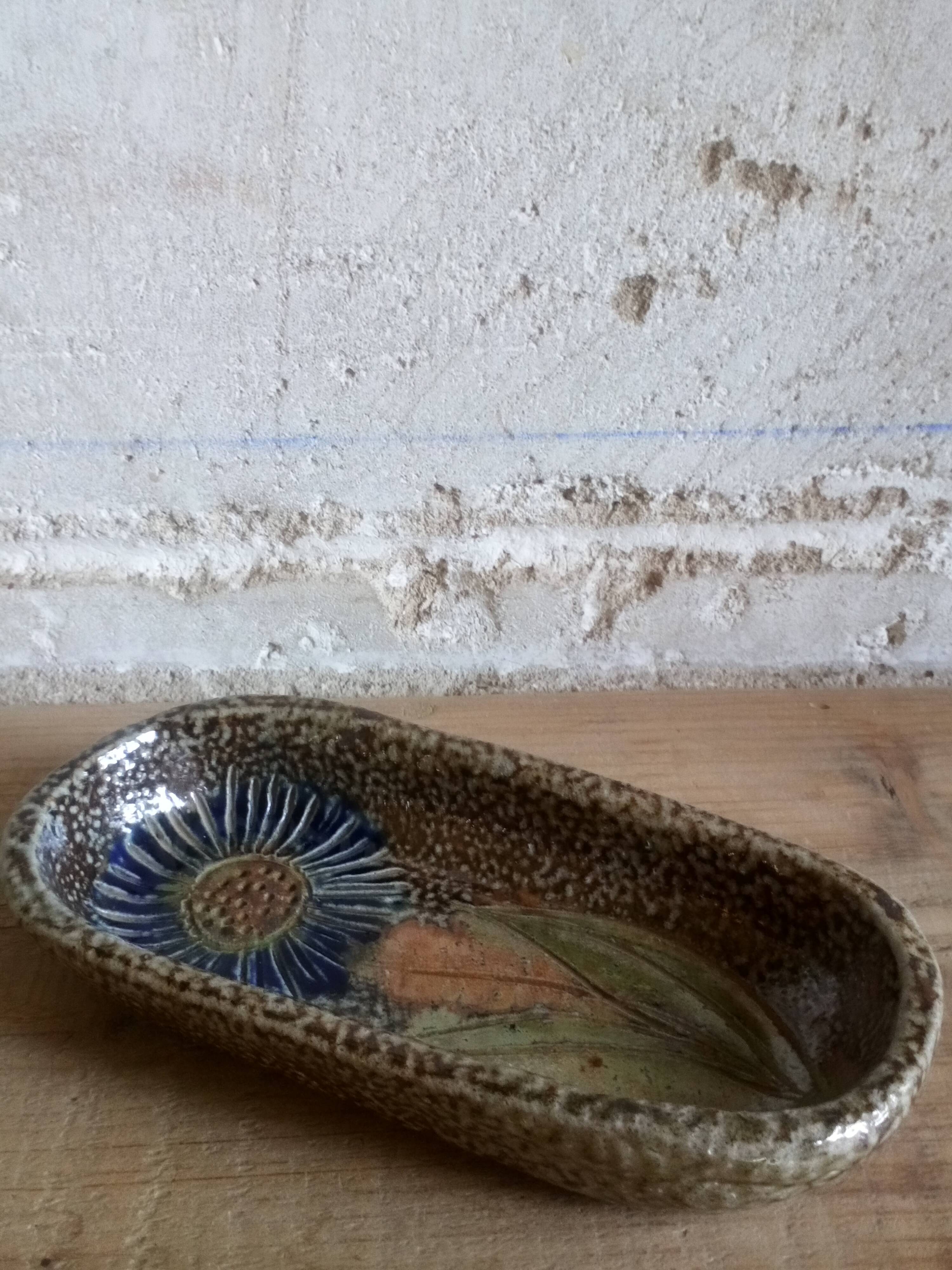 Marguerite-like sandstone pocket