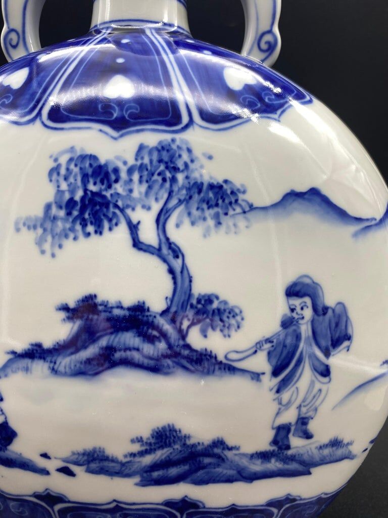 Chinese gourd vase in white and blue porcelain