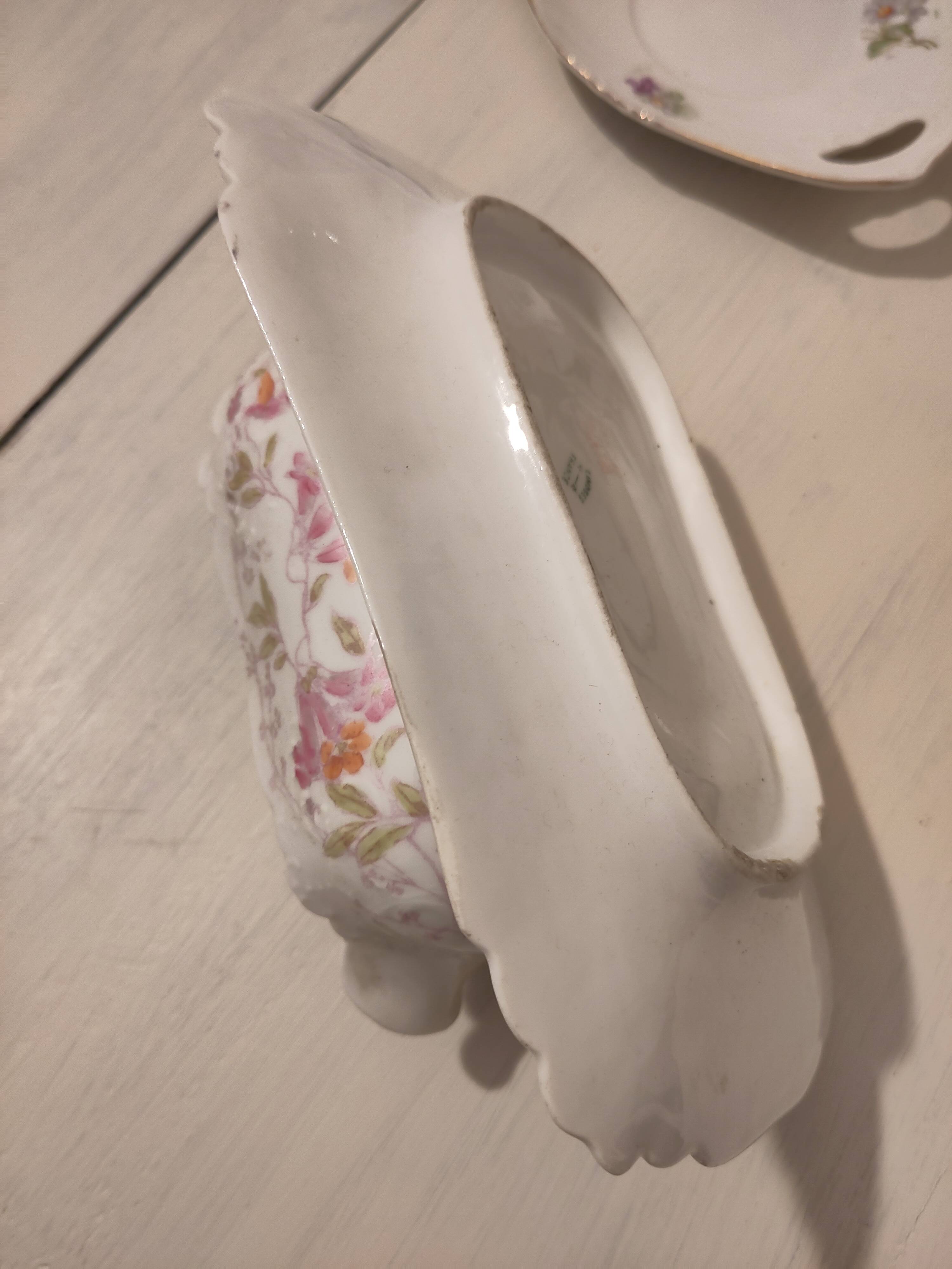 Sauceboat with sealed saucer