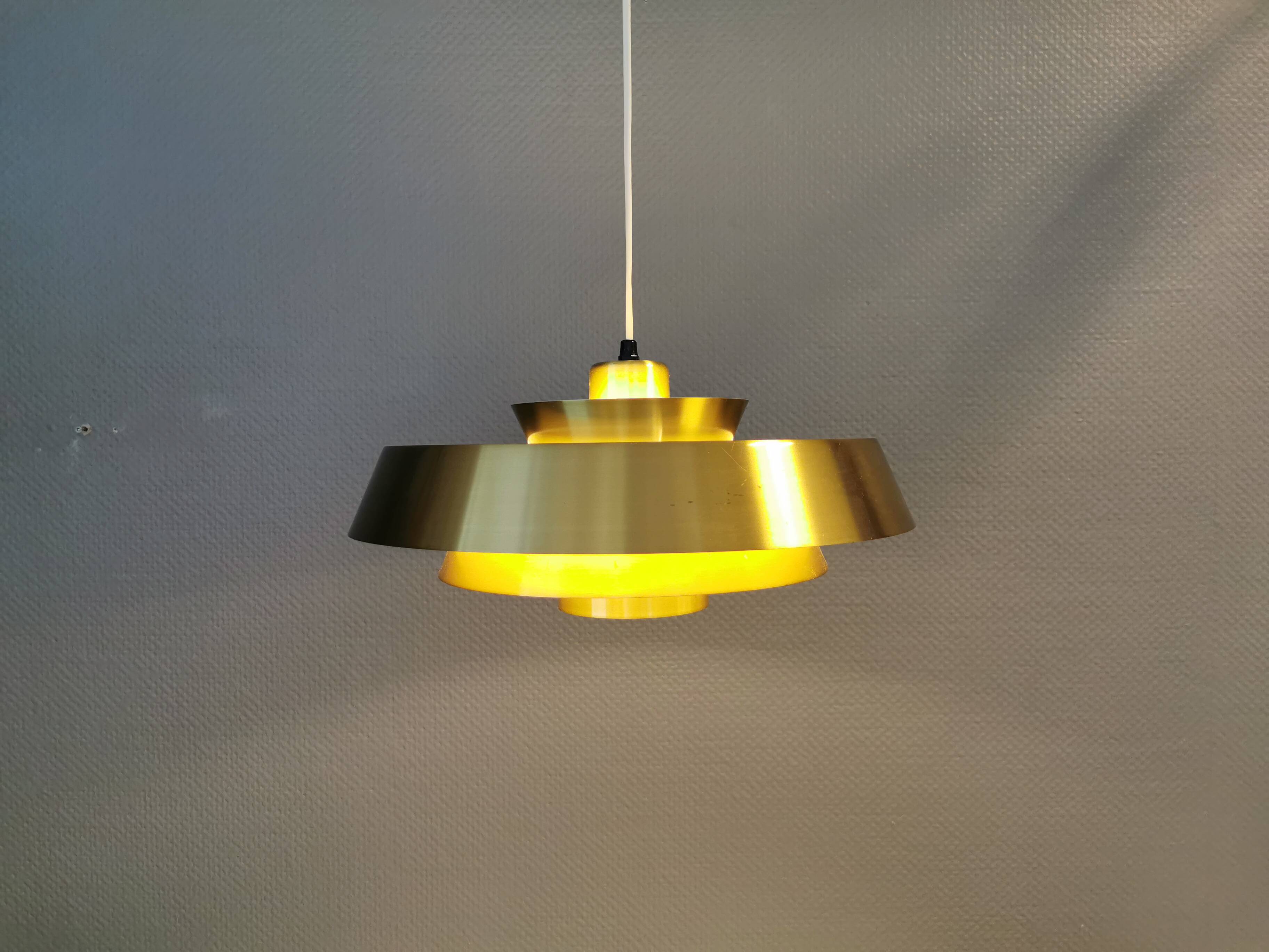 Une lampe suspendue danoise en laiton massif du milieu du siècle par Jo Hammerborg pour Fog & Mørup.