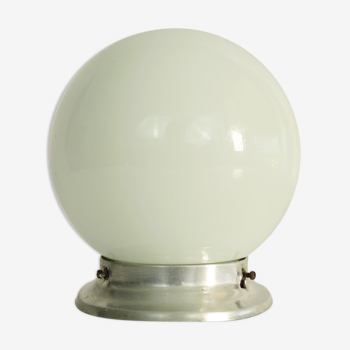 Plafonnier globe en opaline blanche et structure aluminium