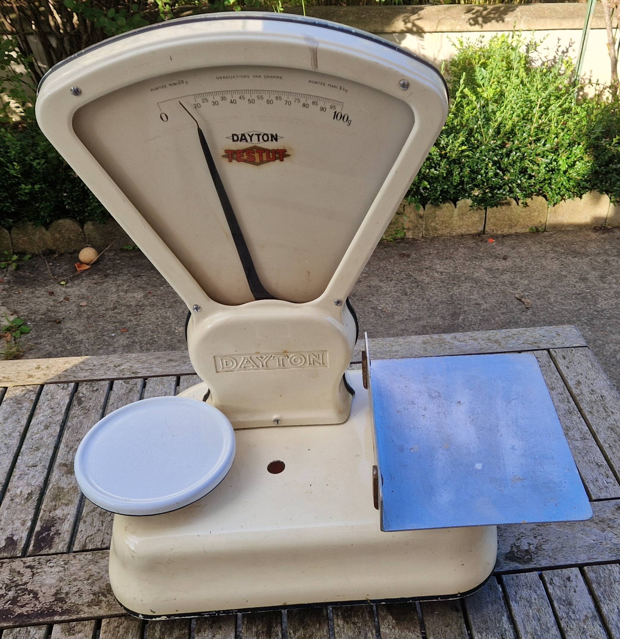 Antique Testut Dayton white bakelite grocery scale, 1960s