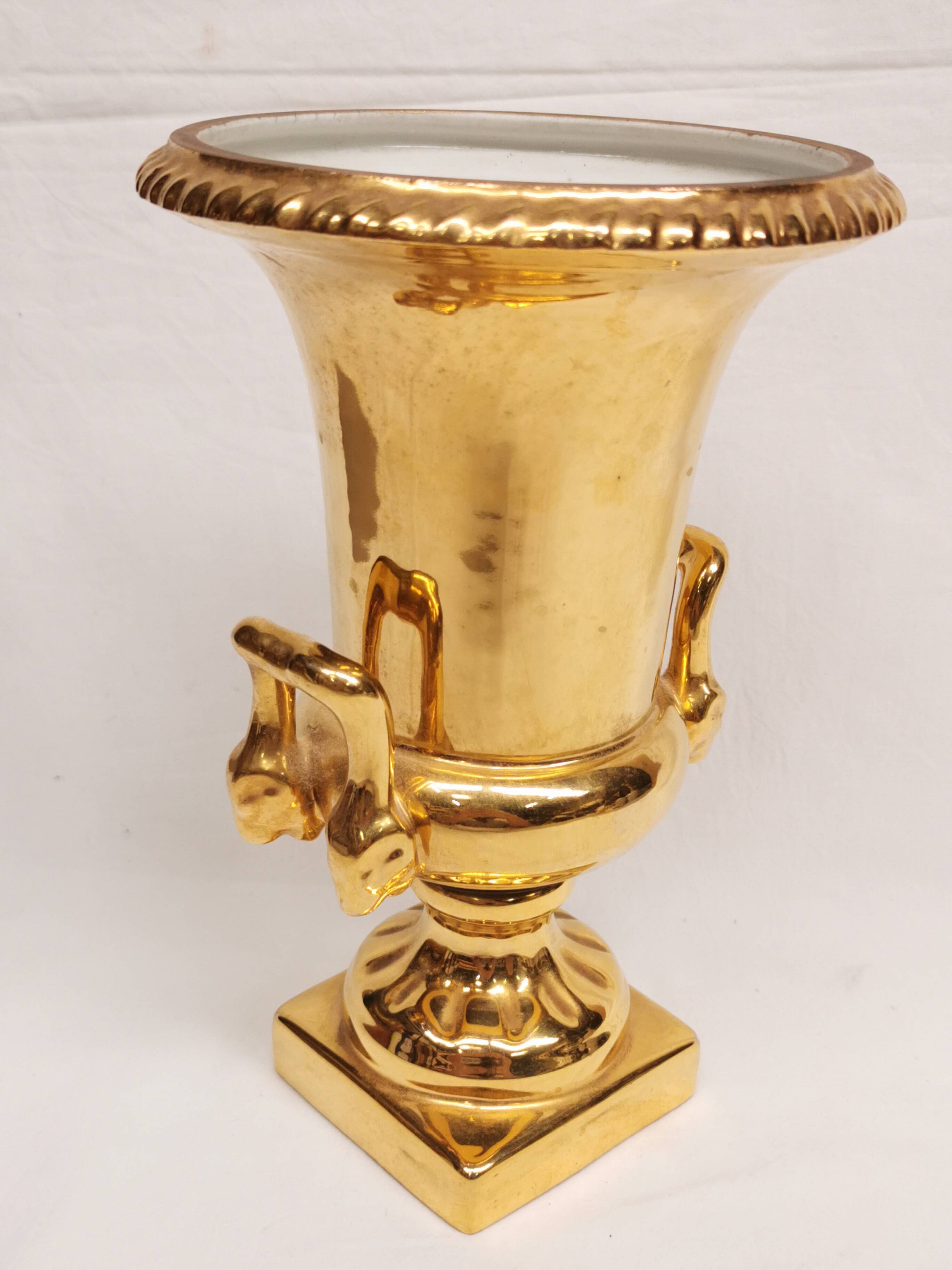 Medici-shaped vase in gilded Paris porcelain.