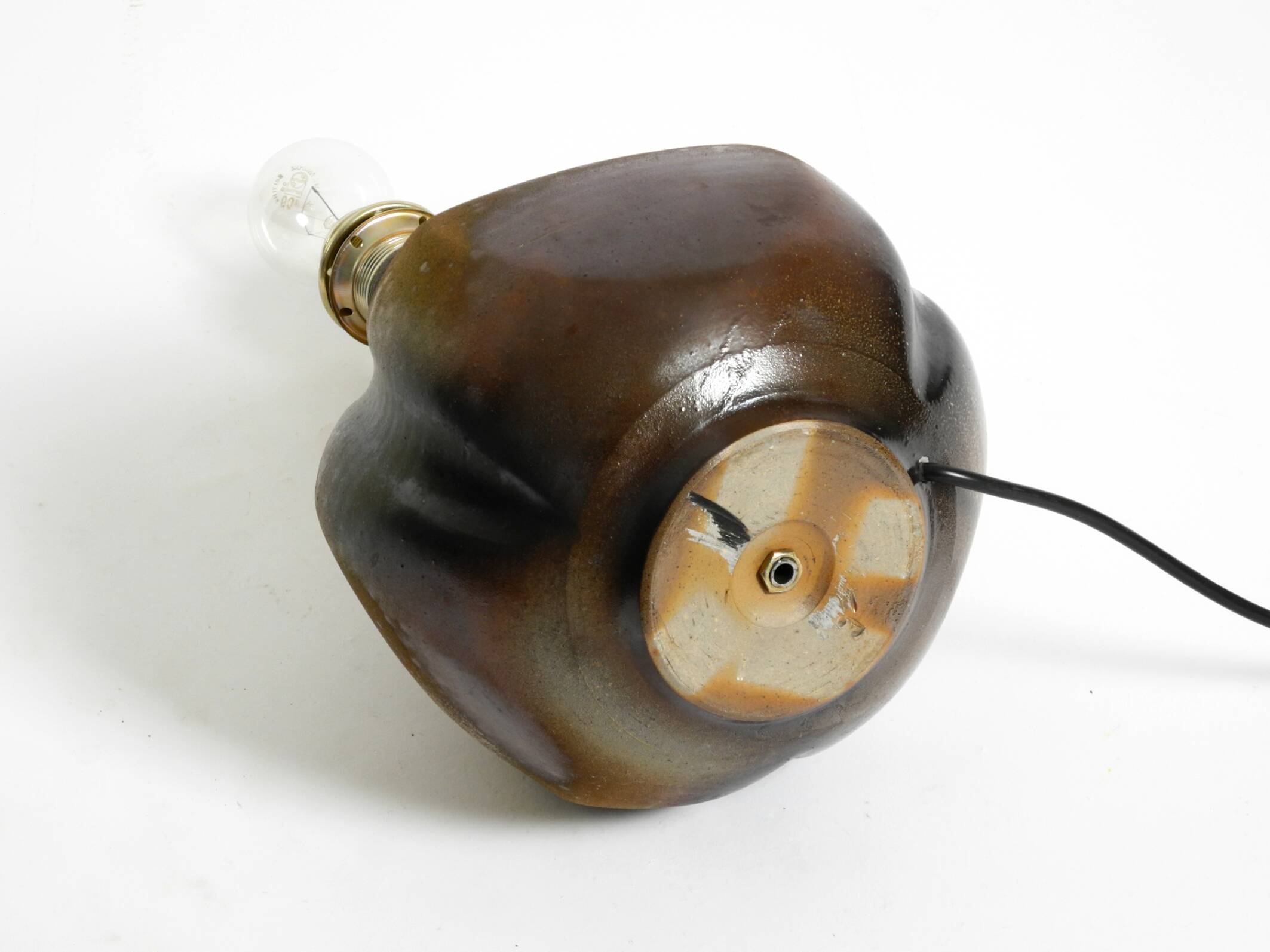 Très belle lampe de table en céramique des années 1960 avec abat-jour en tissu d'origine.