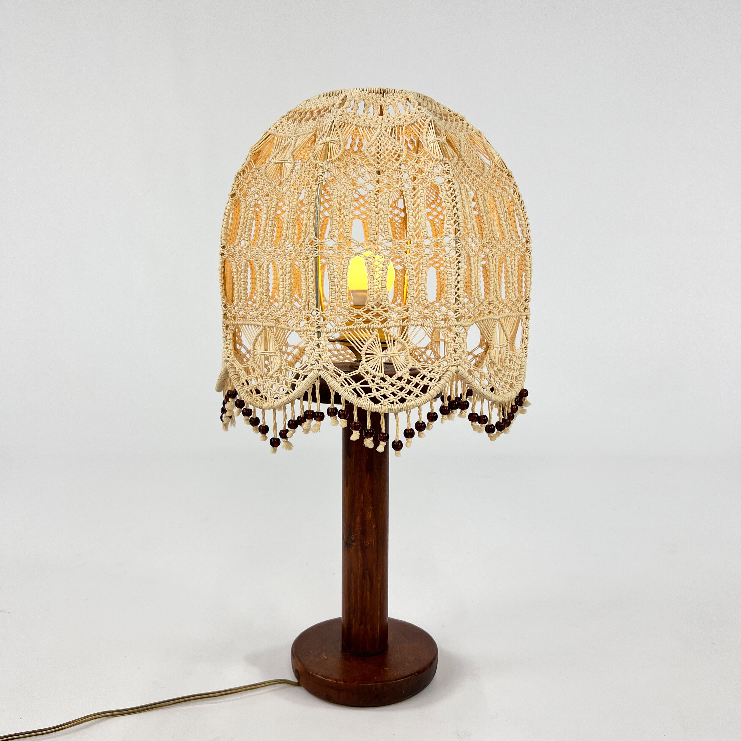 Lampe de table avec base en chêne et abat-jour en macramé, années 1960