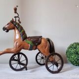 Tricycle ancien, jouet français avec cheval sculpté en bois et métal