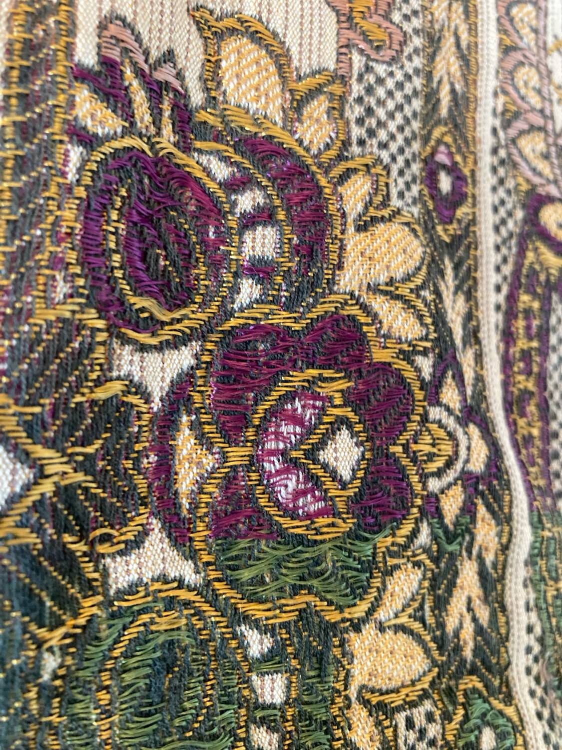 Nappe en soie d’Alger époque début XXe motifs floraux rehaussés de fils dorés, fait main