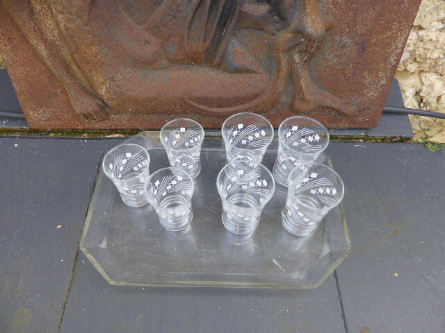 Service a liquor composed of 7 glasses a geometric patterns and d a tray