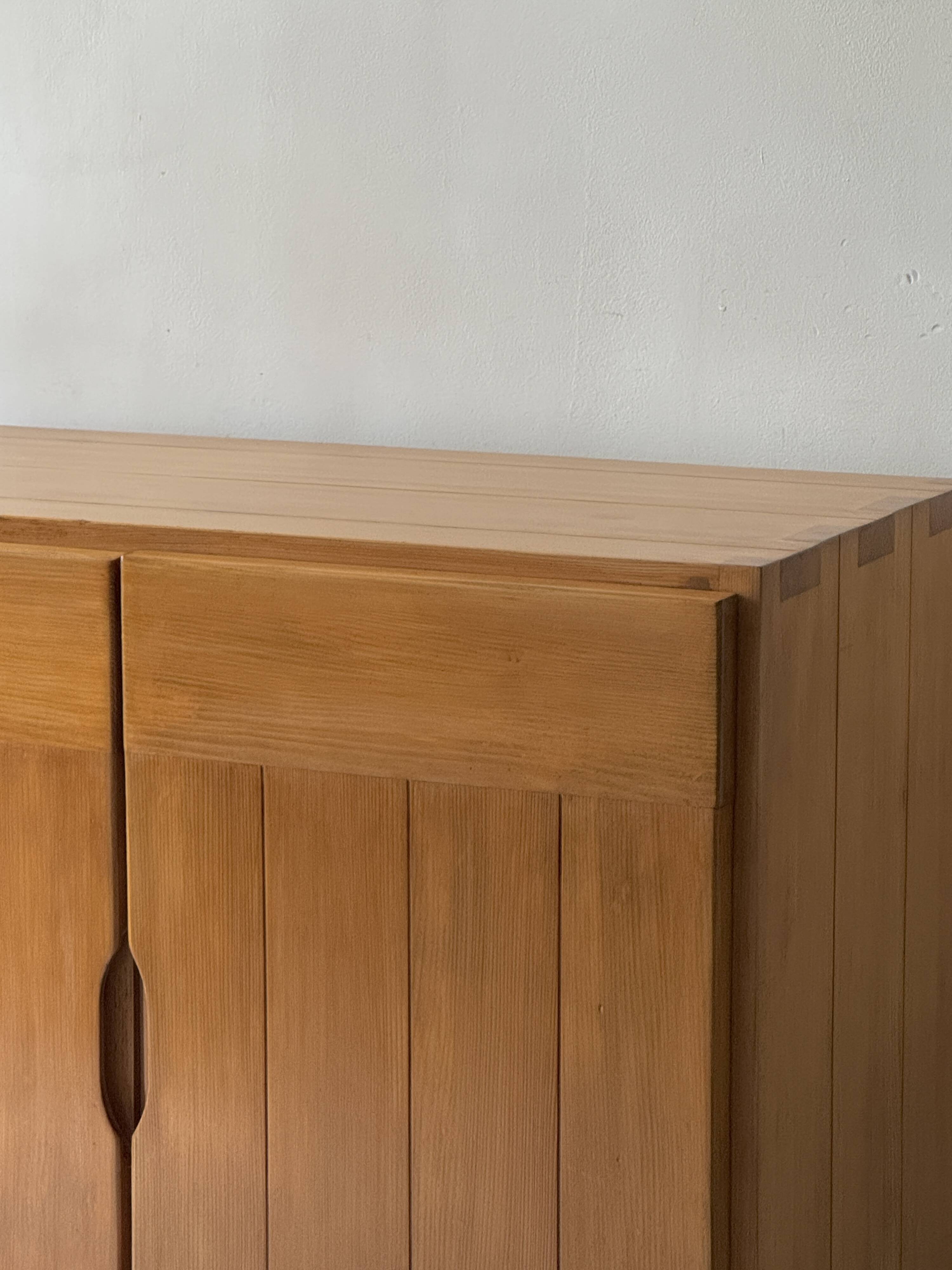 Buffet design en bois orme & pin collection Savoie, Maison Regain 1970
