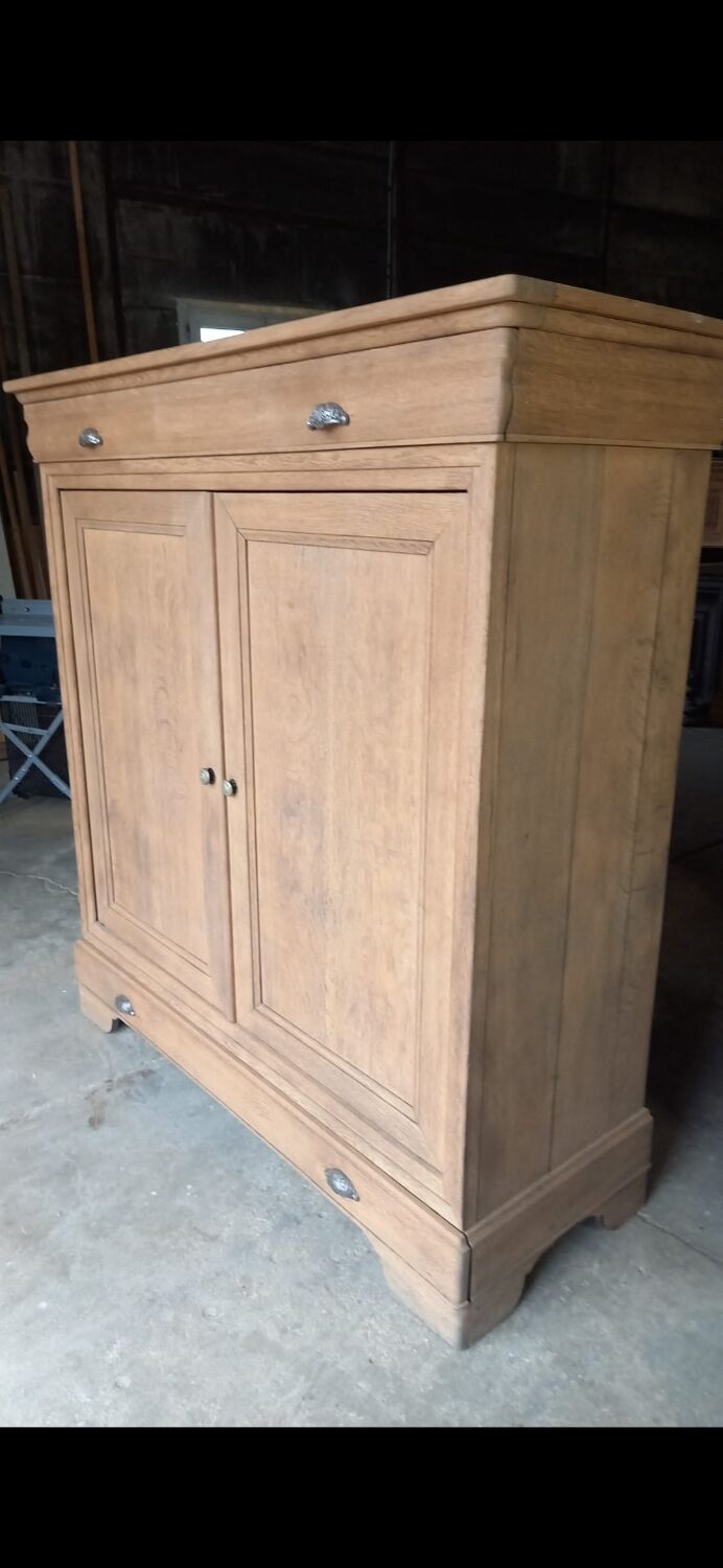 High-style Louis Philippe buffet in solid oak from the 19th century.