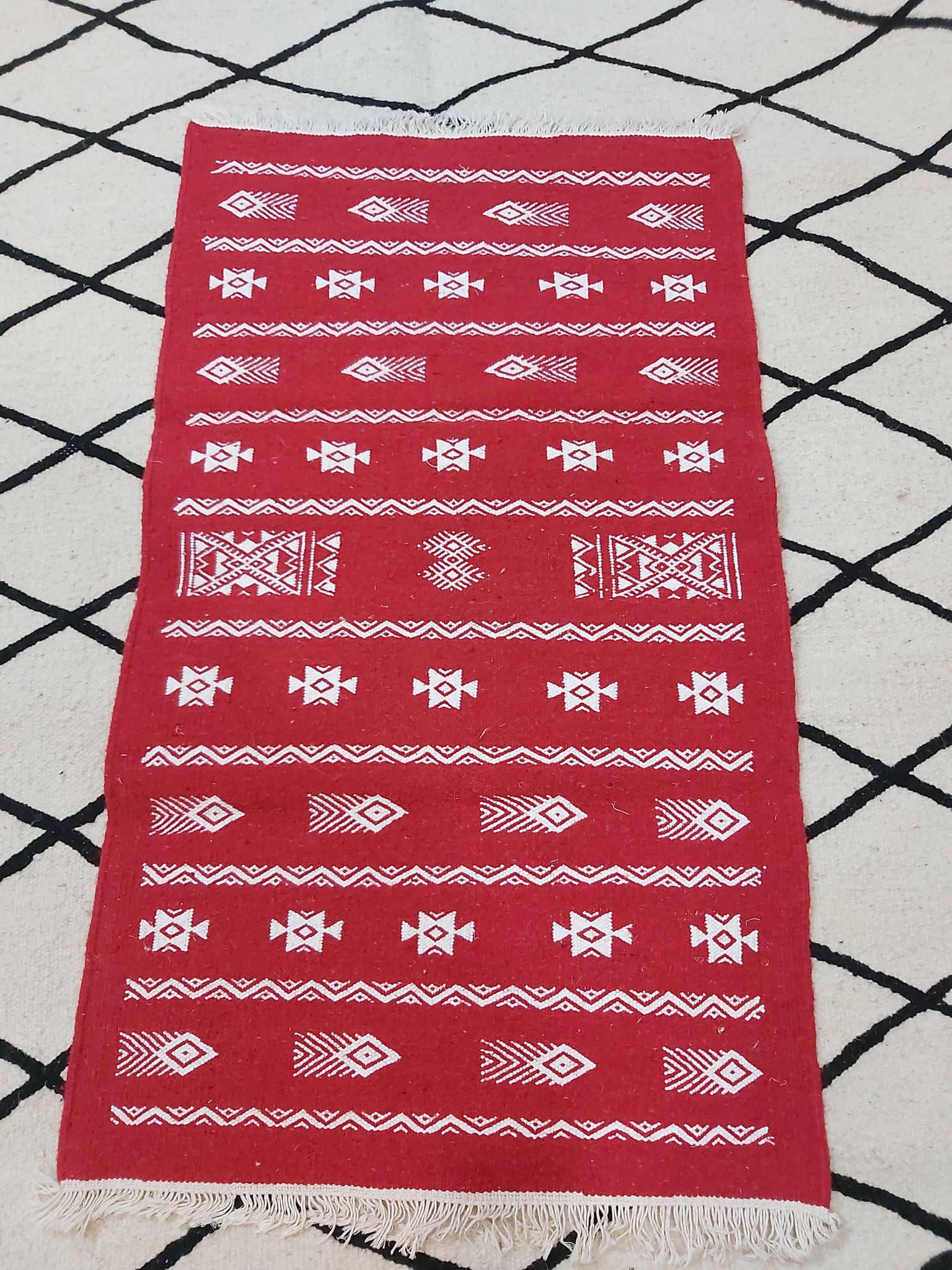 Tapis rouge et blanc fait main