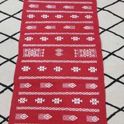 Tapis rouge et blanc fait main