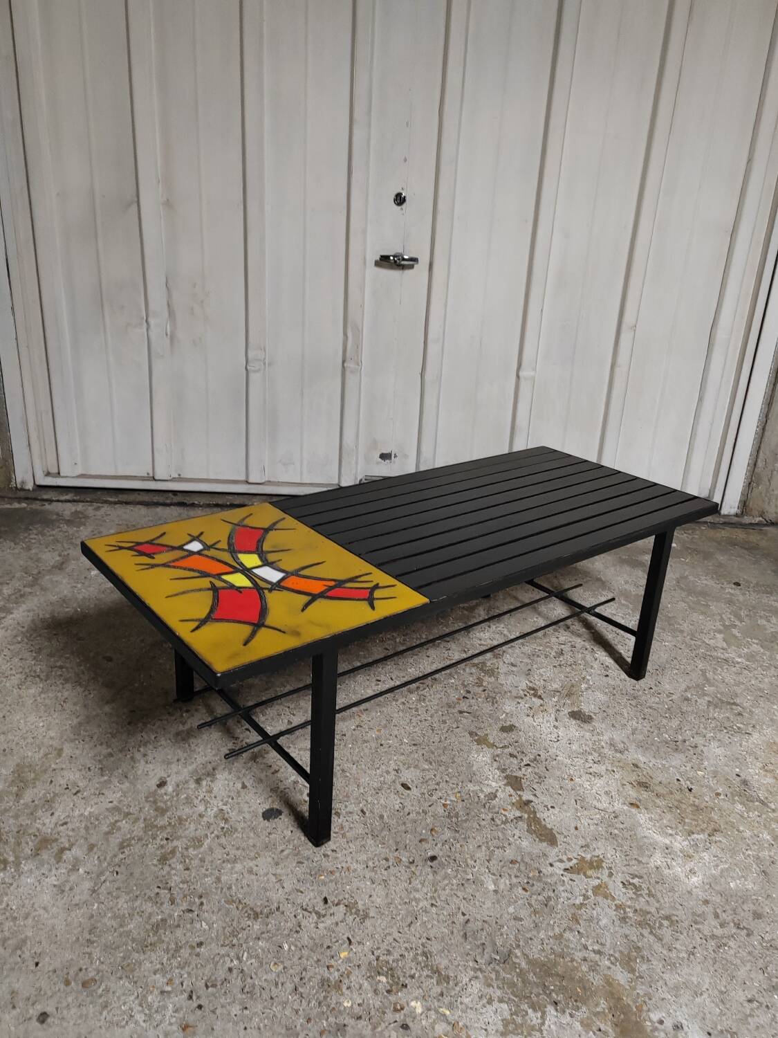 Table basse en métal, bois et pierre de lave