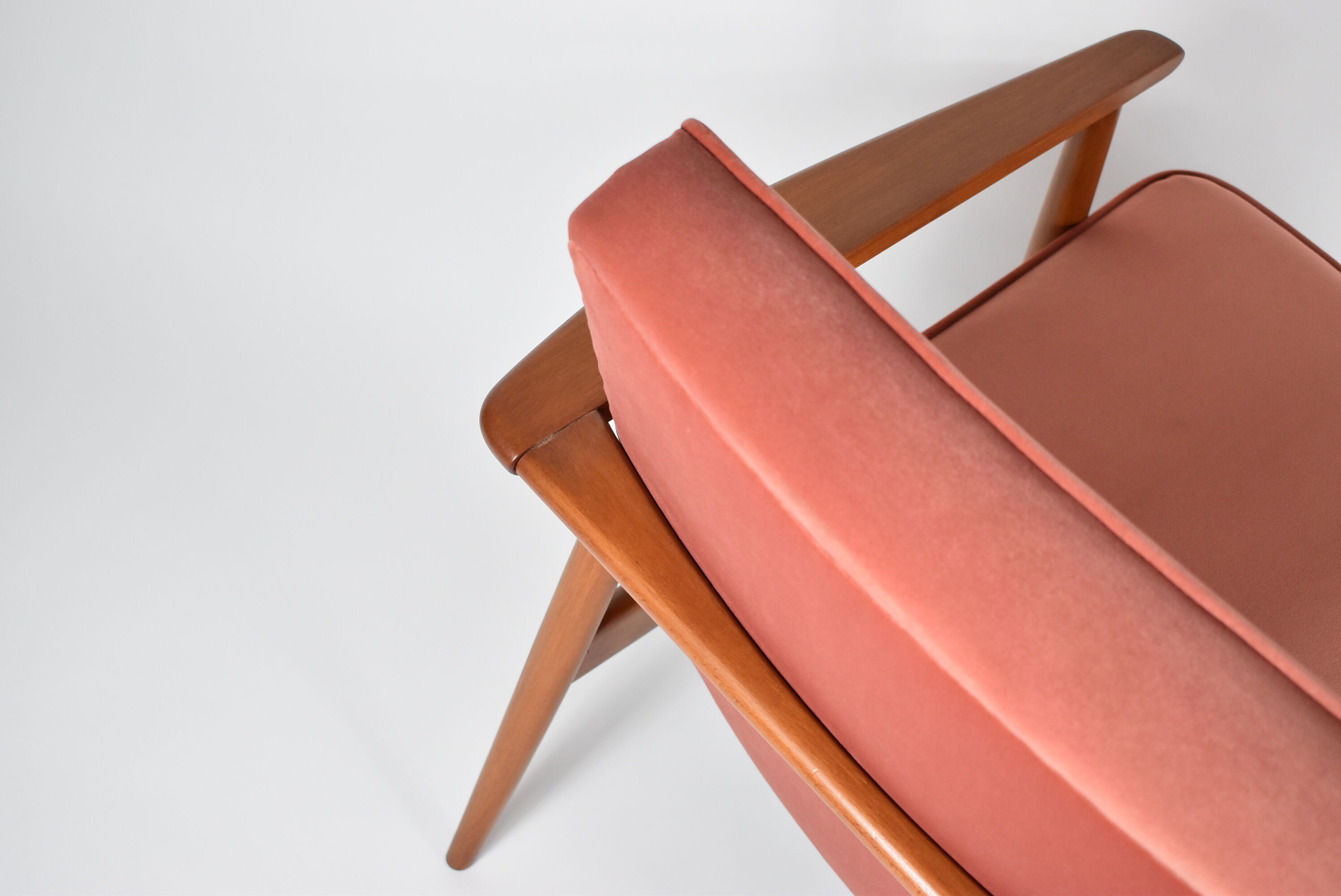 Pink velvet armchair, designer M. Zielinski, 1960s, Poland