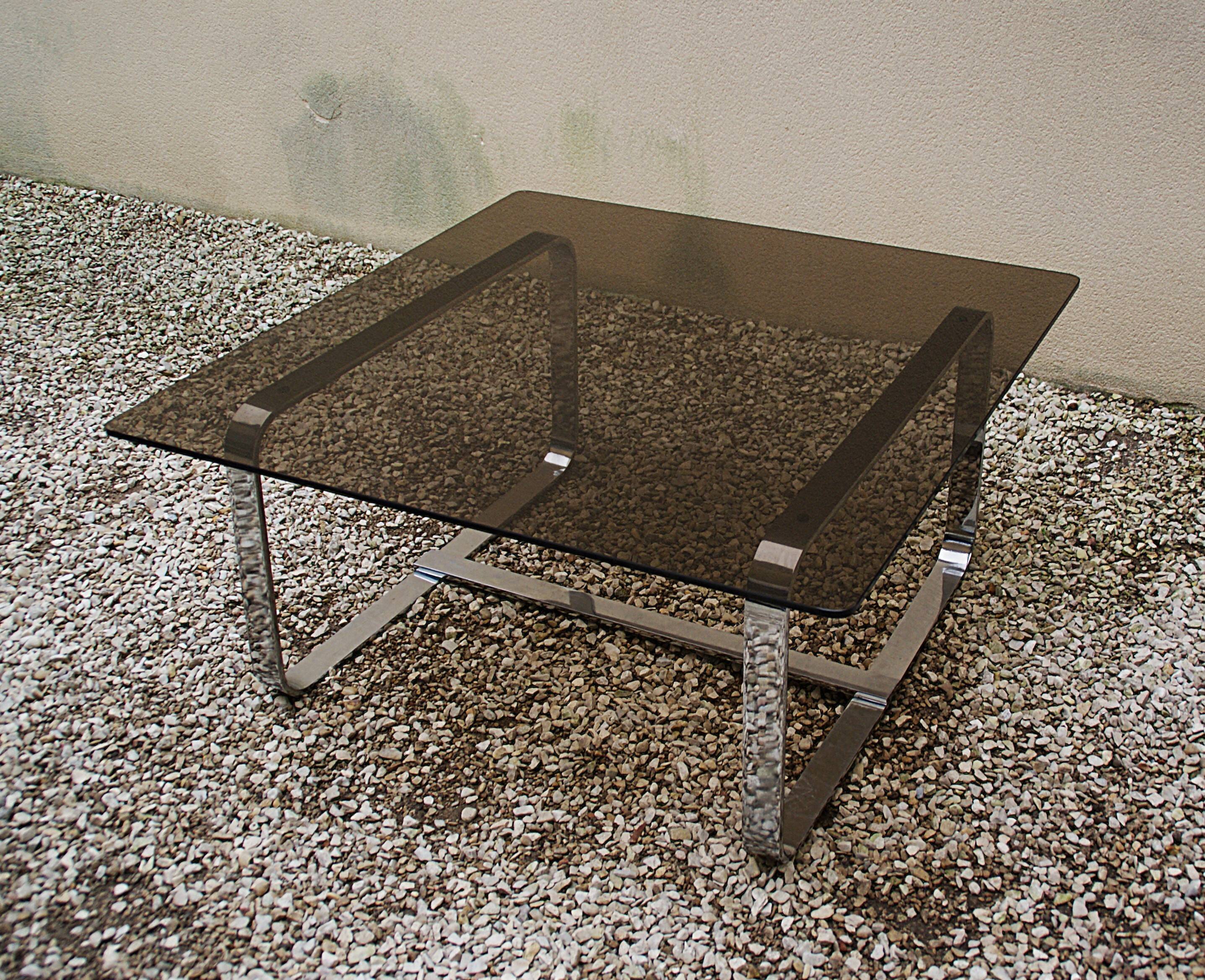 Table basse Roche Bobois 1970 verre fumé piètement en métal chromé.